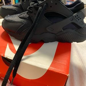 4.5y Nike Huaraches (Black)